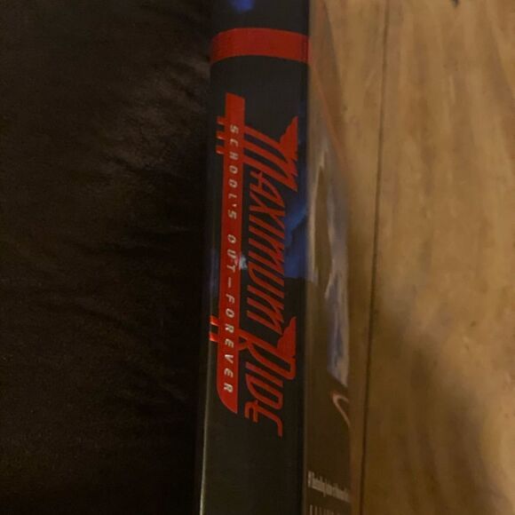 James Patterson
School's Out - Forever (Maximum Ride, Book 2) - Picture 7 of 10